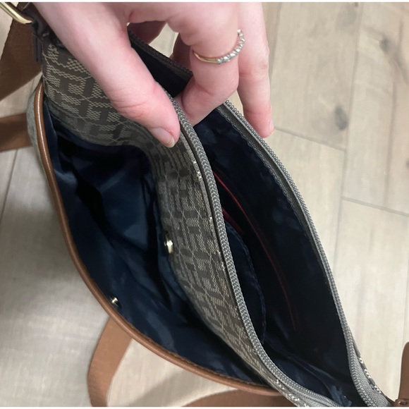 TOMMY HILFIGER CROSS BODY BAG - Picture 8 of 9